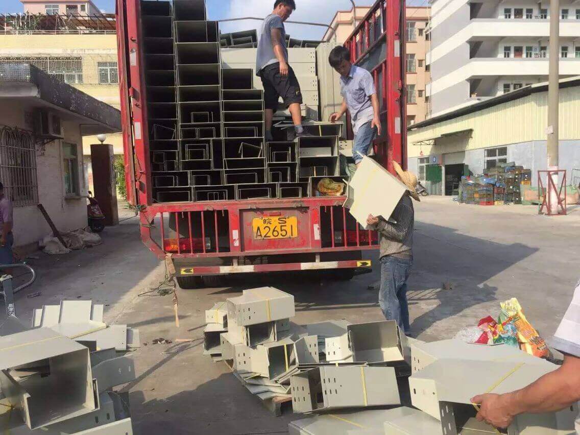 ?？谶h大購物中心電纜橋架進場(圖2)