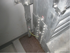 電纜橋架內外一定要焊接扁鋼接地？